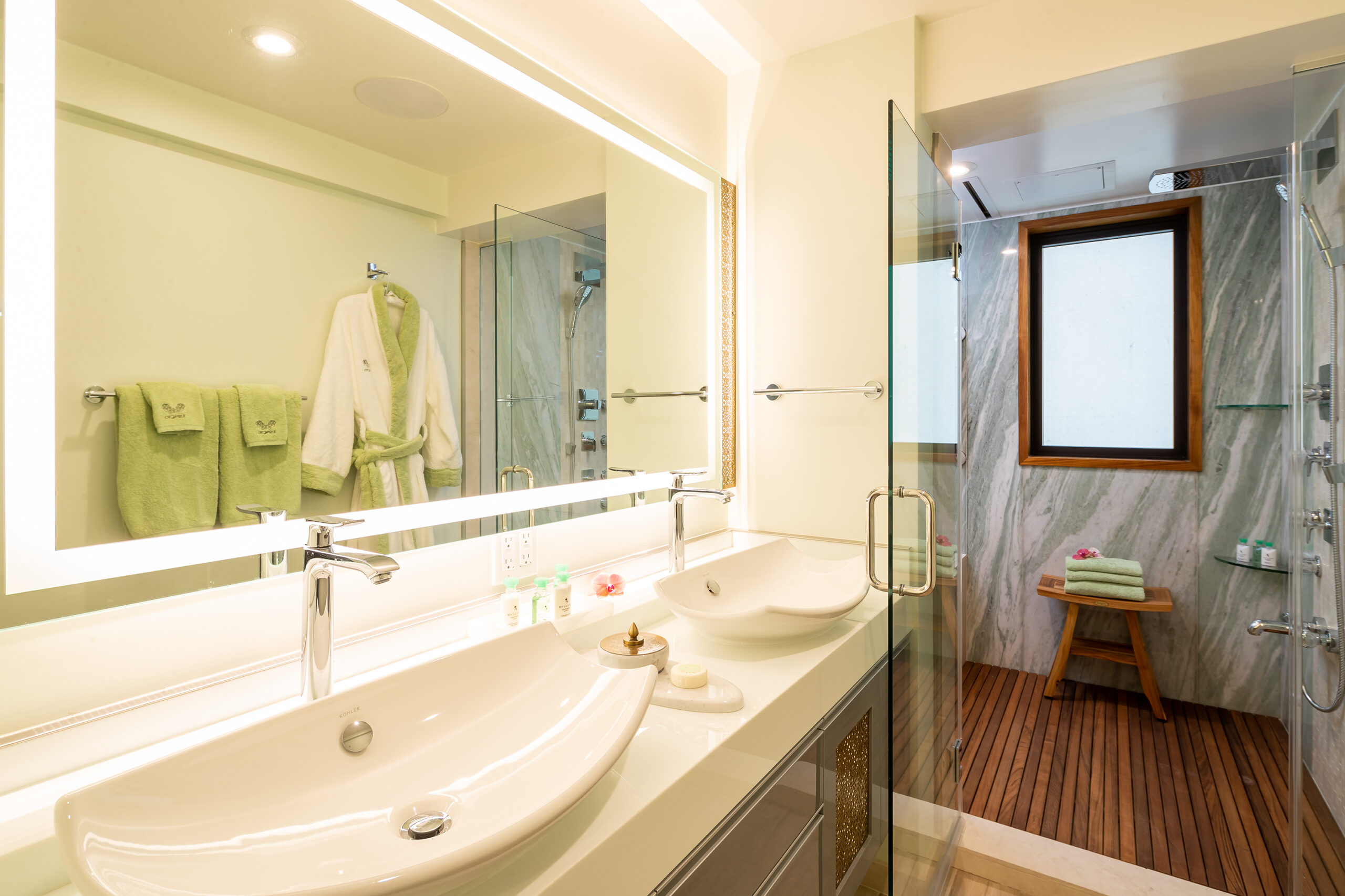 ESPACIO-THE-JEWEL-OF-WAIKIKI-Luxury-Green-Suite-Premium-View-Bath-3000X2000