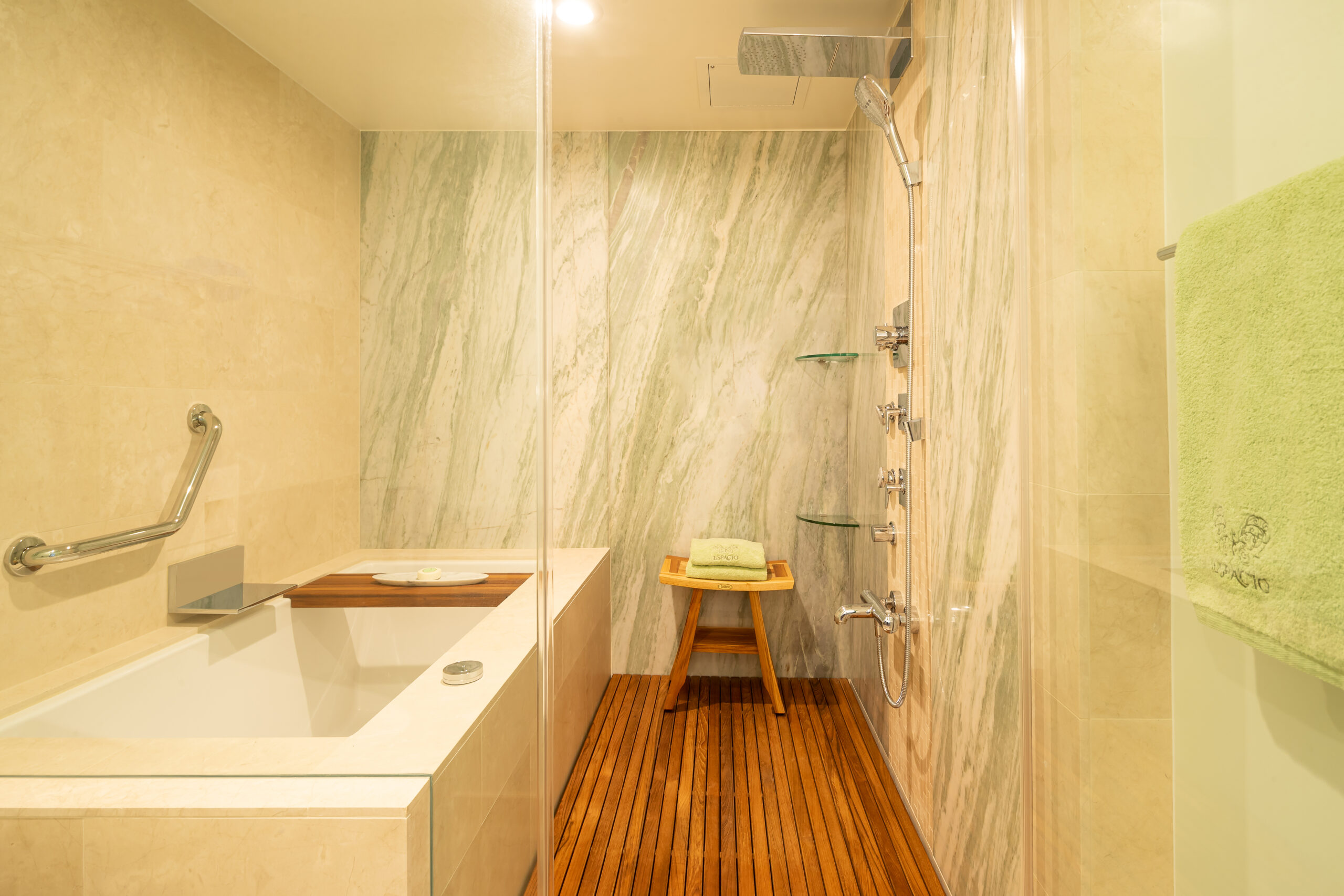 ESPACIO-THE-JEWEL-OF-WAIKIKI-Luxury-Green-Suite-Premium-View-Bath-Soak-Tub-3000X2000