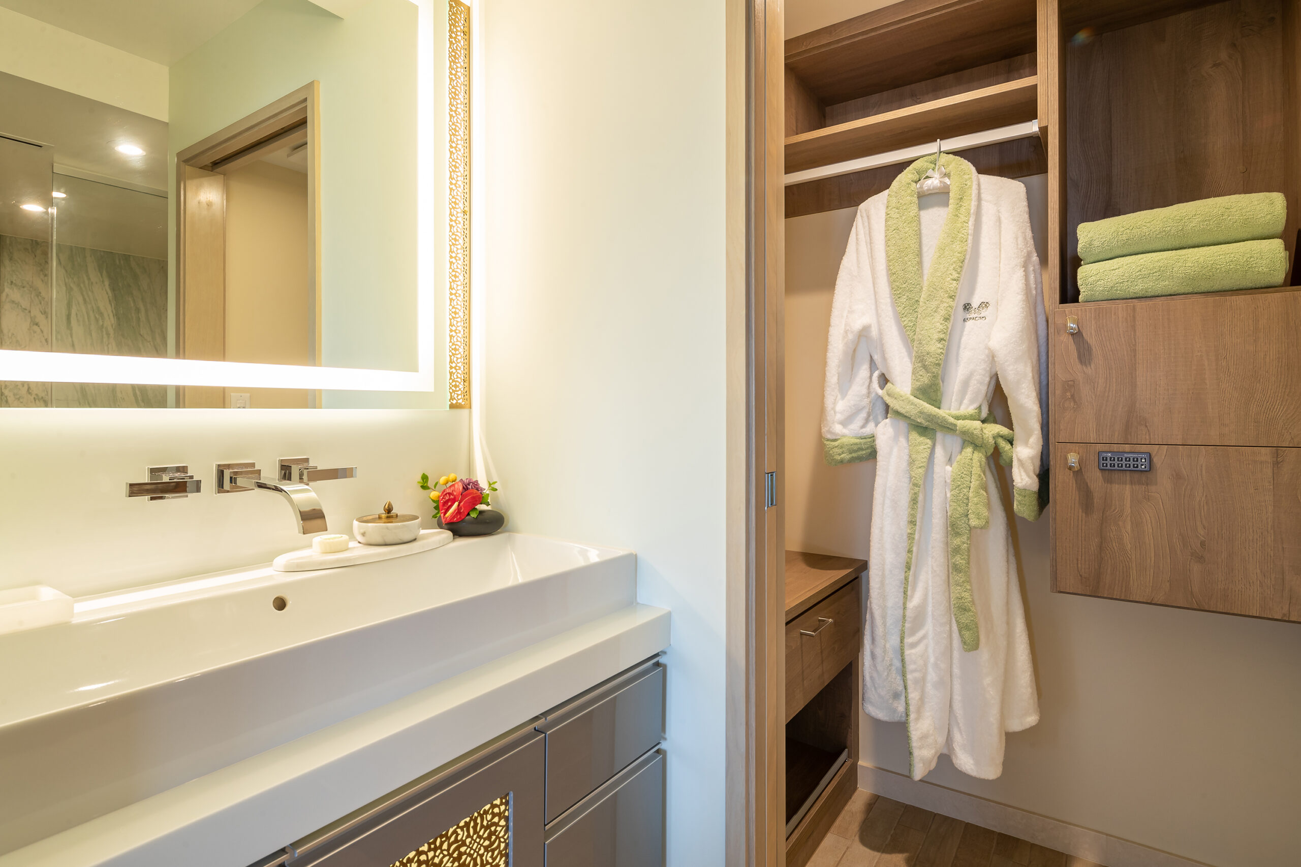 ESPACIO-THE-JEWEL-OF-WAIKIKI-Luxury-Green-Suite-Premium-View-Master-Bathroom-Closet-3000X2000