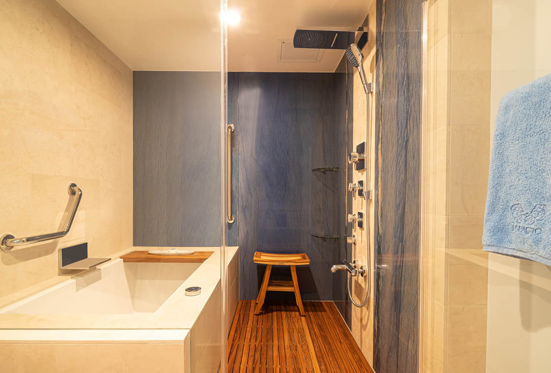 suite-slider-saphire-master-bedroom-bathroom-1